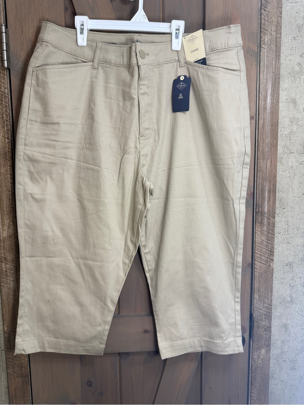 St. John's Bay Beige Capri Pants